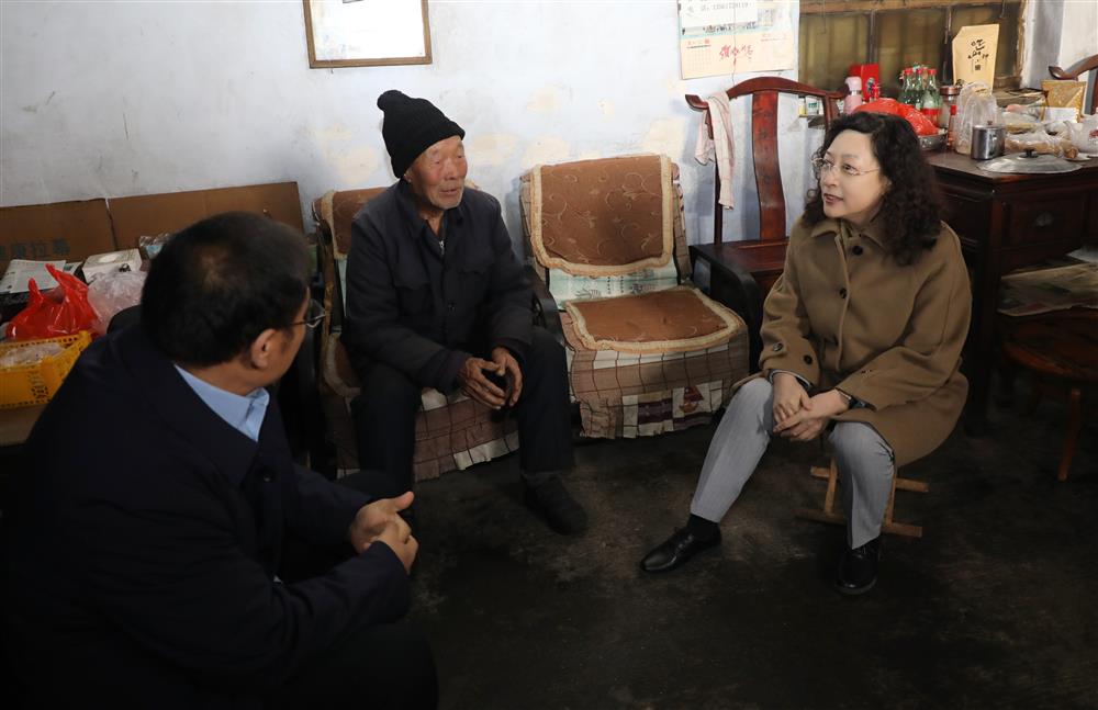 產發集團黨委書記、董事長黃蓓帶隊到鋼城區走訪慰問駐村第一書記