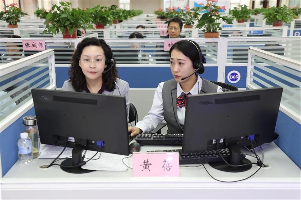 濟南產發集團黨委書記、董事長黃蓓帶隊到12345市民服務熱線接聽市民來電